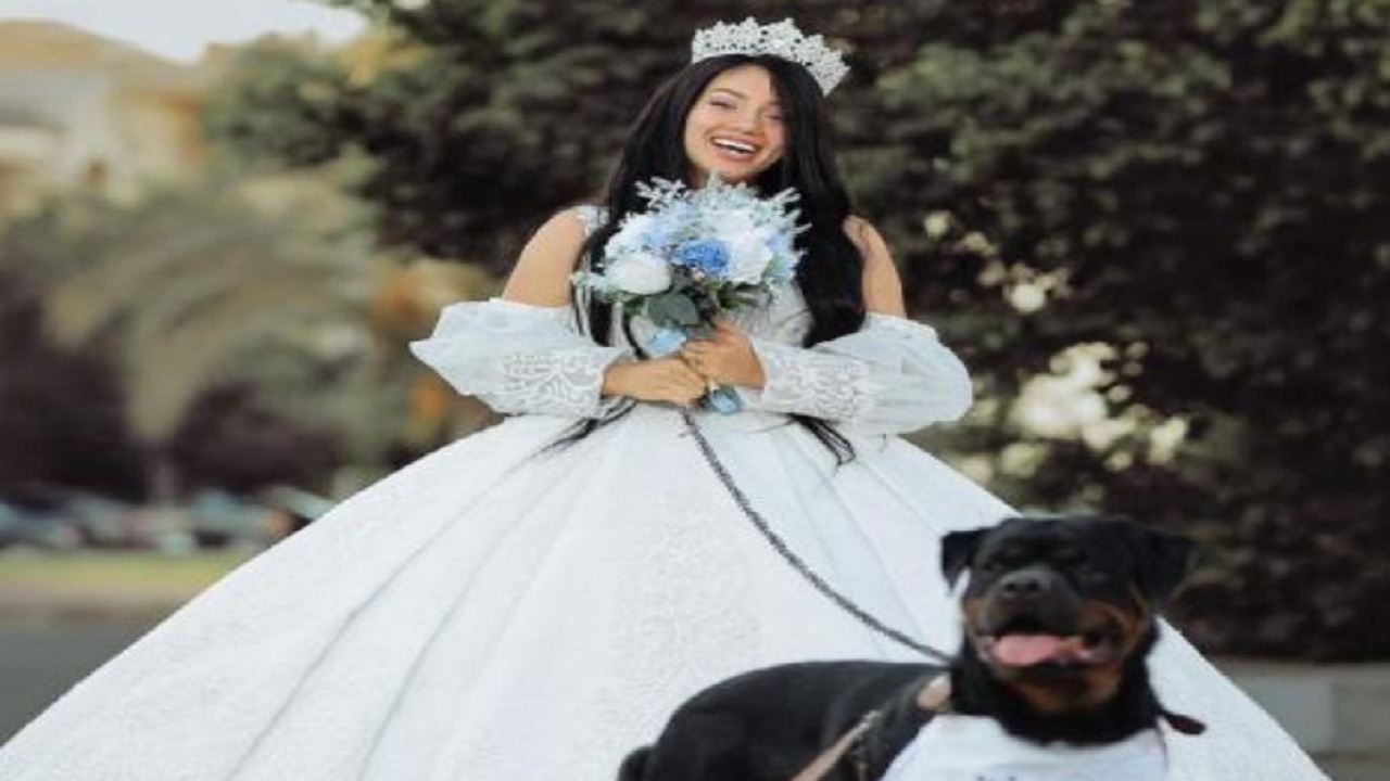 تقديم بلاغًا للنائب العام ضد &#8220;بلوجر&#8221; بسبب زواجها من كلب