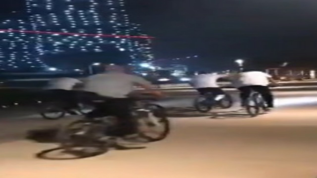 السيسي يتجول بدراجة هوائية وسط حرسه الخاص على كورنيش العلمين الجديدة “فيديو”