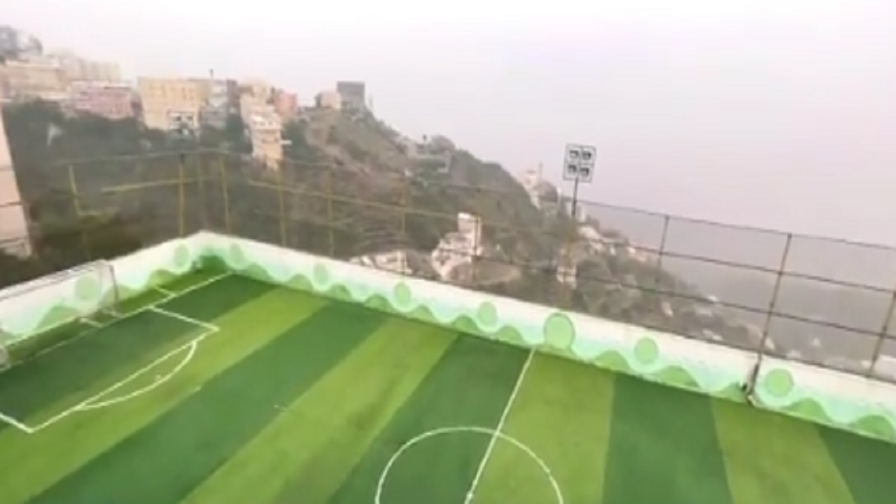 بالفيديو .. سطح منزل يتحول إلى ملعب كرة قدم في فيفاء
