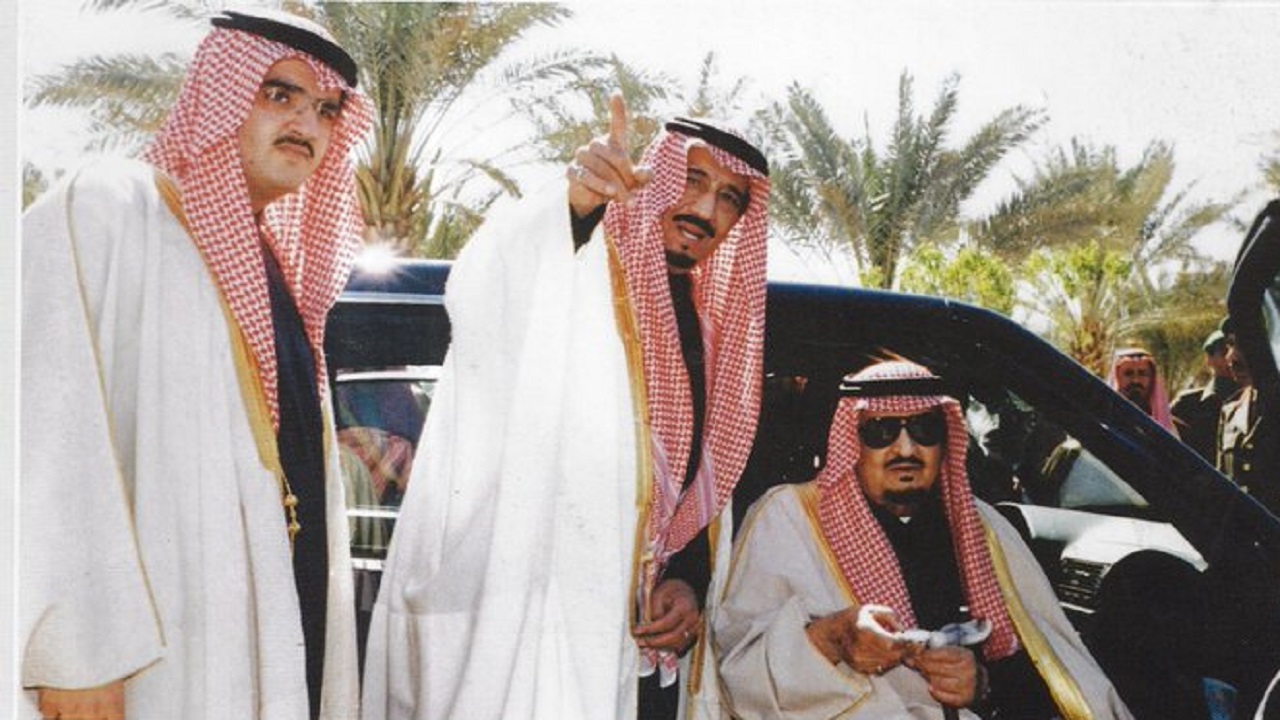 صورة نادرة للملك فهد مع الملك سلمان بحي المربع بالرياض