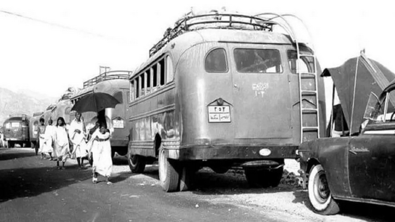 صور قديمة لأول حافلات لنقل ضيوف الرحمن في موسم الحج