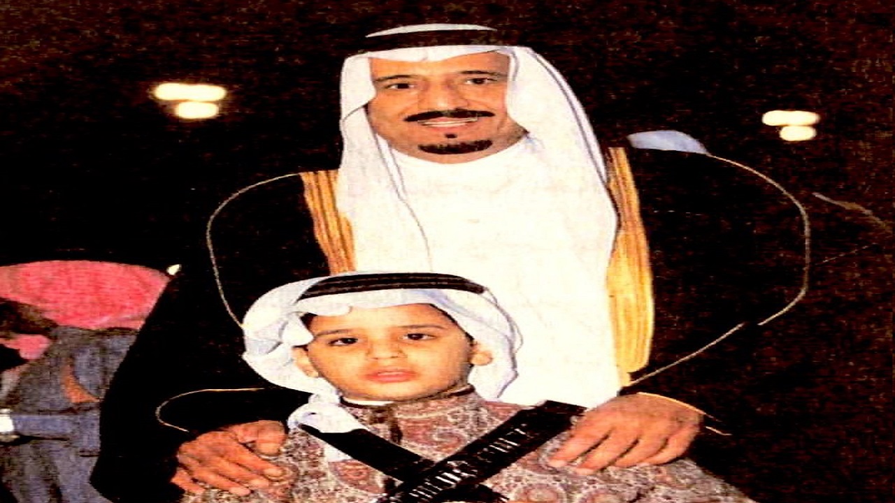 صورة نادرة للملك سلمان مع ولي العهد