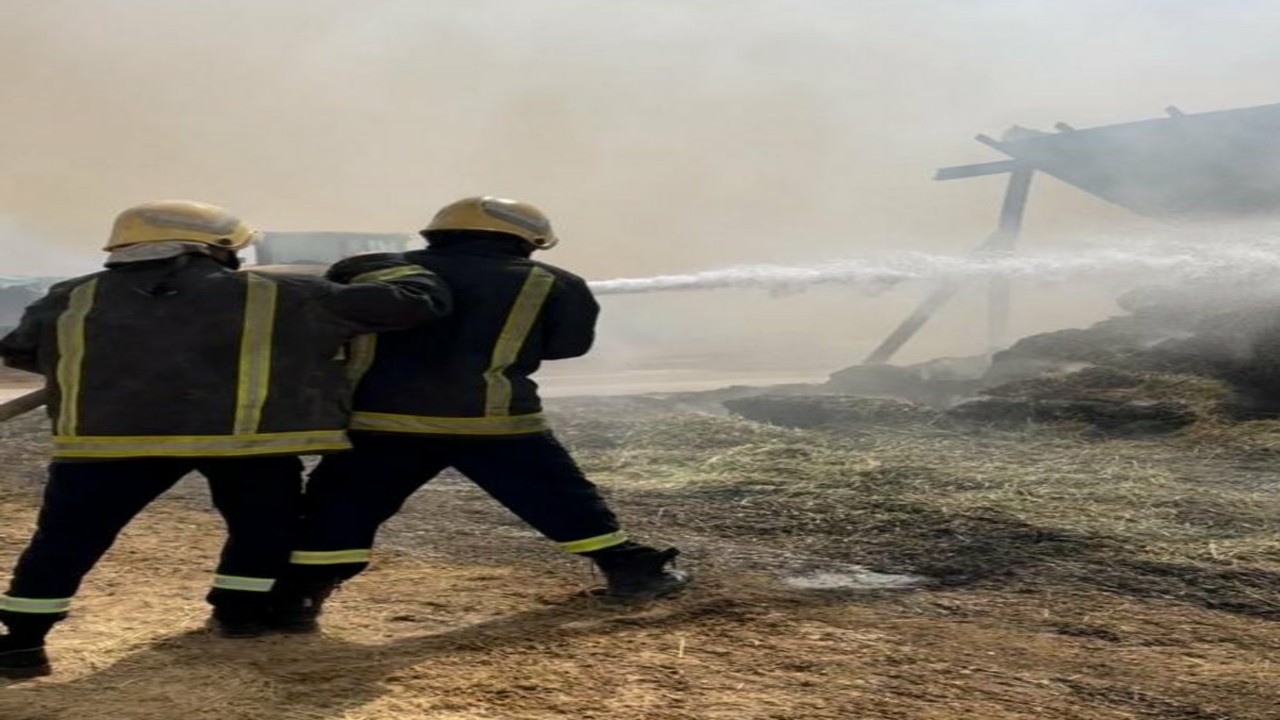 مدني الأفلاج يسيطر على حريق اندلع في مستودع أعلاف “صور”