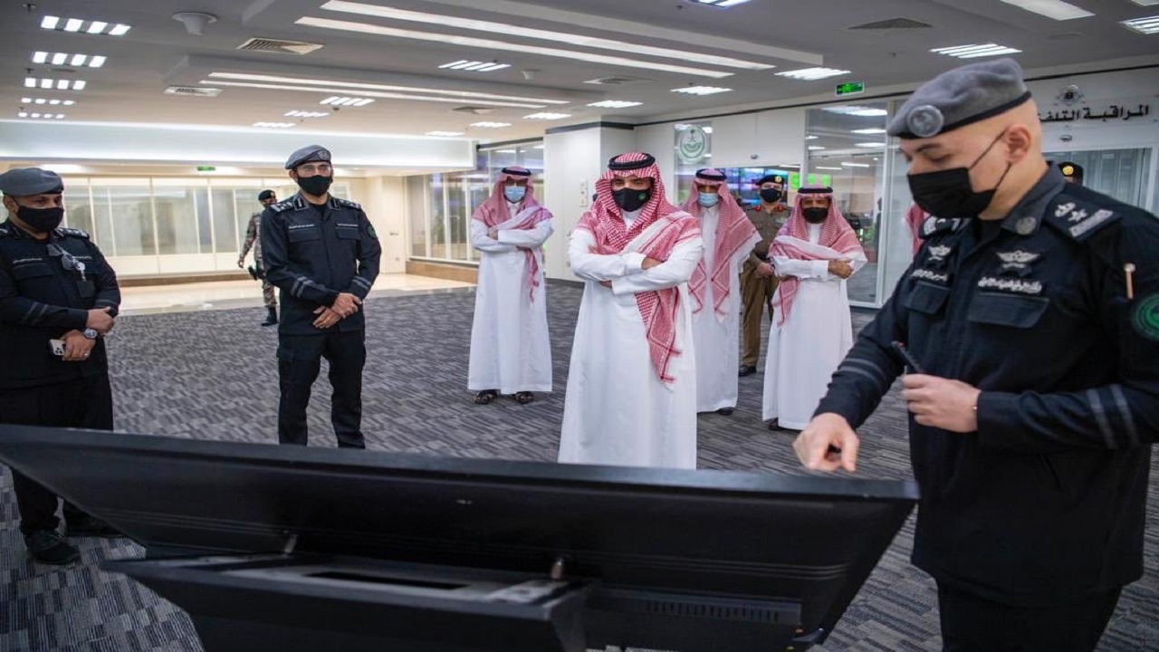 الأمير عبدالعزيز بن سعود يتابع عمليات نفرة الحجاج خلال تفقده مركز العمليات الأمنية الموحدة &#8220;صور&#8221;