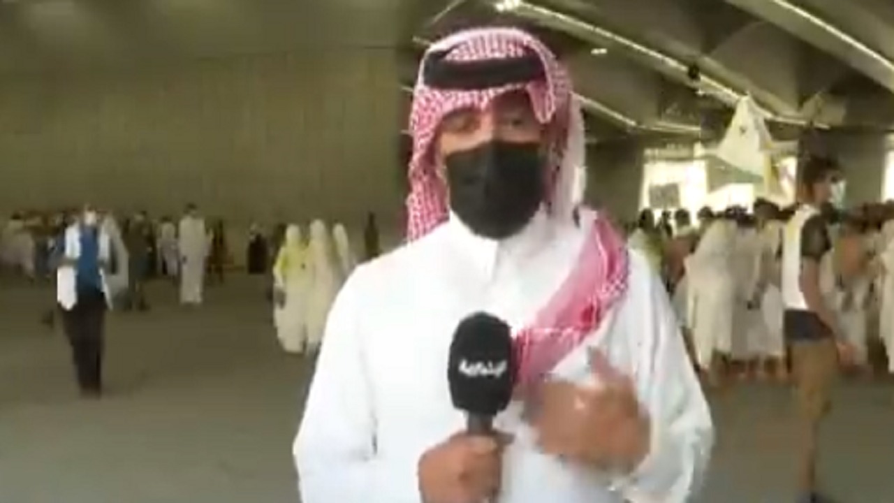 بالفيديو.. مراسل يبكي في لحظة إيمانية خلال تغطية موسم الحج