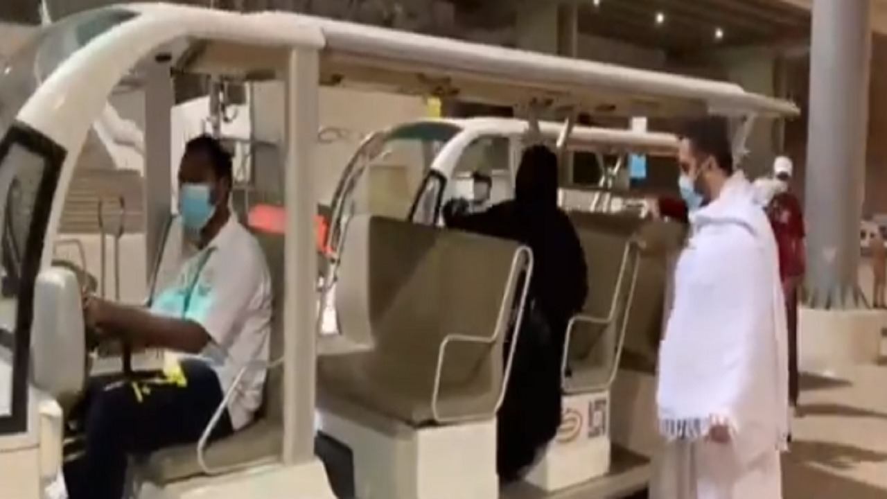 بالفيديو.. عربة كهربائية لتسهيل تنقلات ذوي الإعاقة في جسر الجمرات