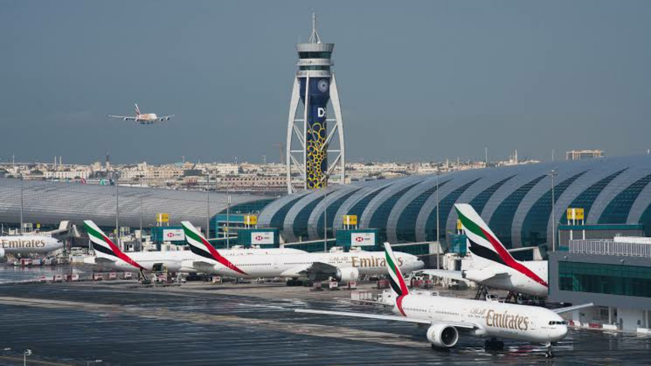تصادم طائرتين في مطار دبي دون إصابات 