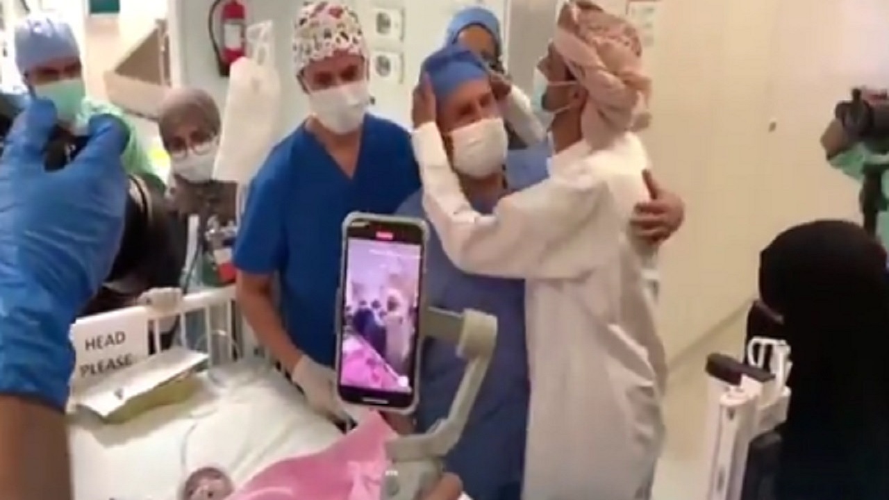 بالفيديو .. لحظة خروج الطفلة &#8220;عائشة&#8221;من غرفة العمليات بعد نجاح فصلها عن توأمها
