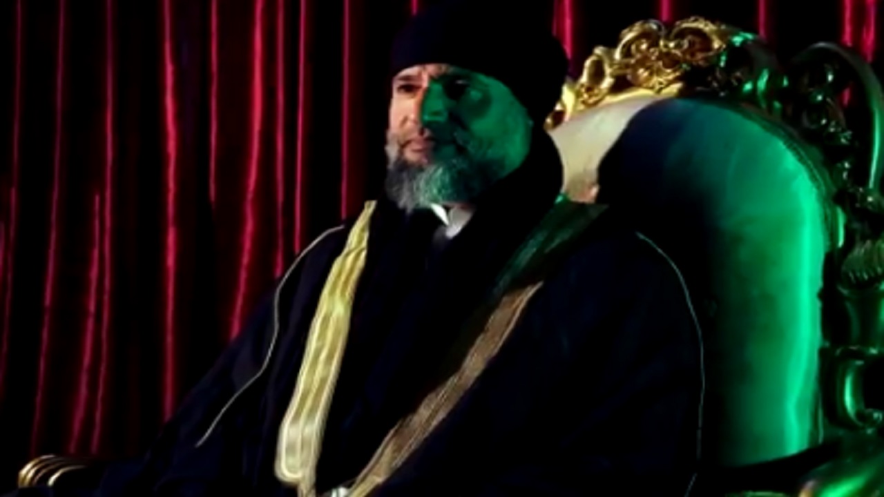 بالفيديو .. سيف الإسلام القذافي بلحية وأصابع مقطوعة في أول ظهور له منذ 10 أعوام