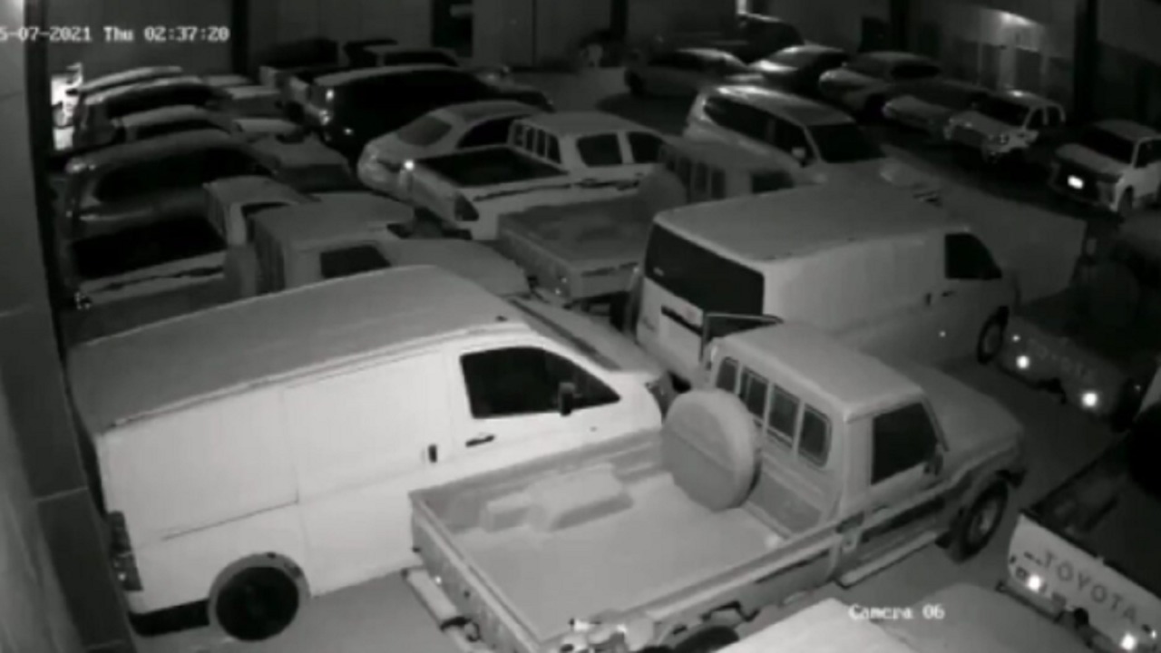 بالفيديو.. سرقة “سيارتين” من معرض لبيع السيارات بالرياض