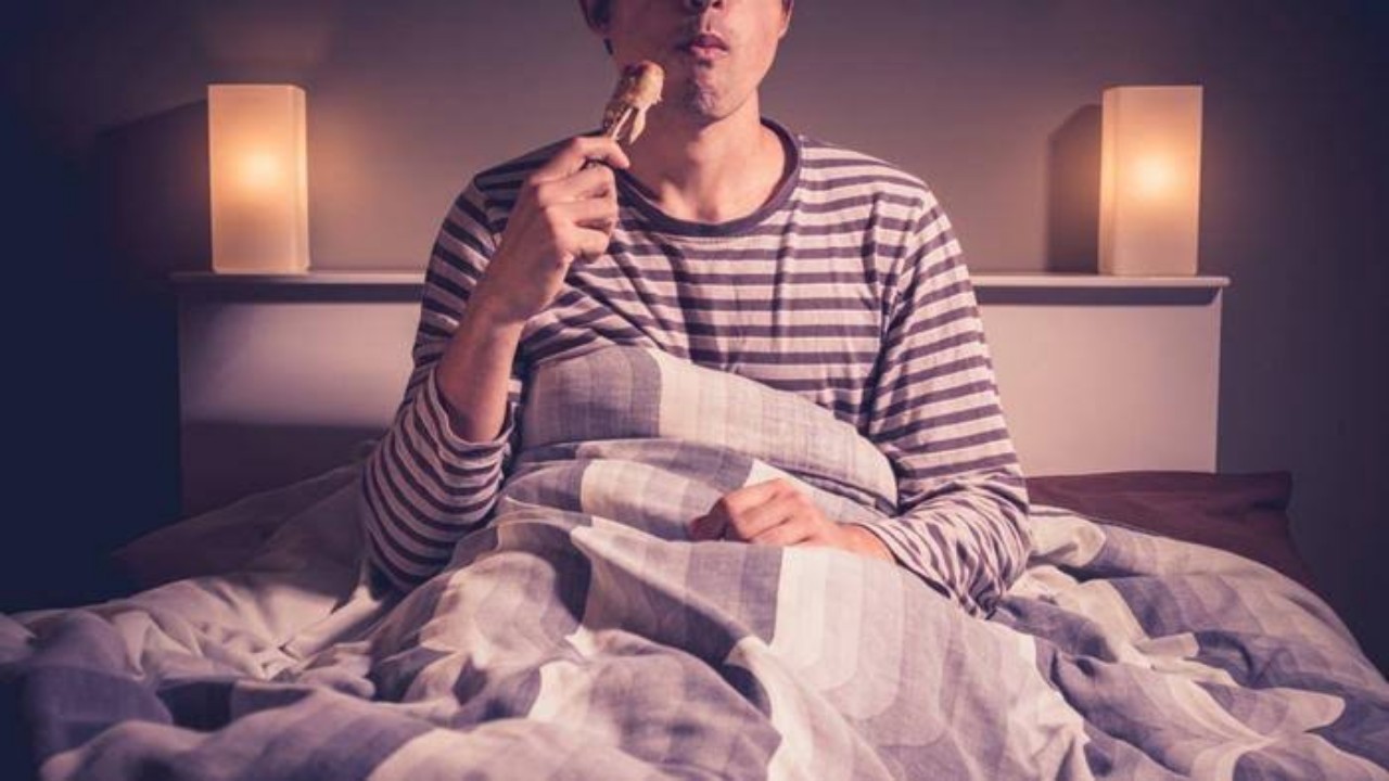 آثار جانبية تنتج عن تناول الطعام قبل النوم