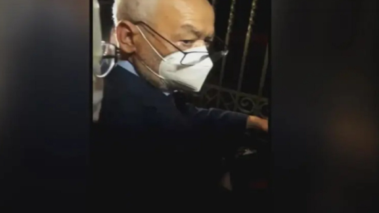 بالفيديو.. جندي تونسي يرد على الغنوشي عندما طلب منه الدخول للبرلمان