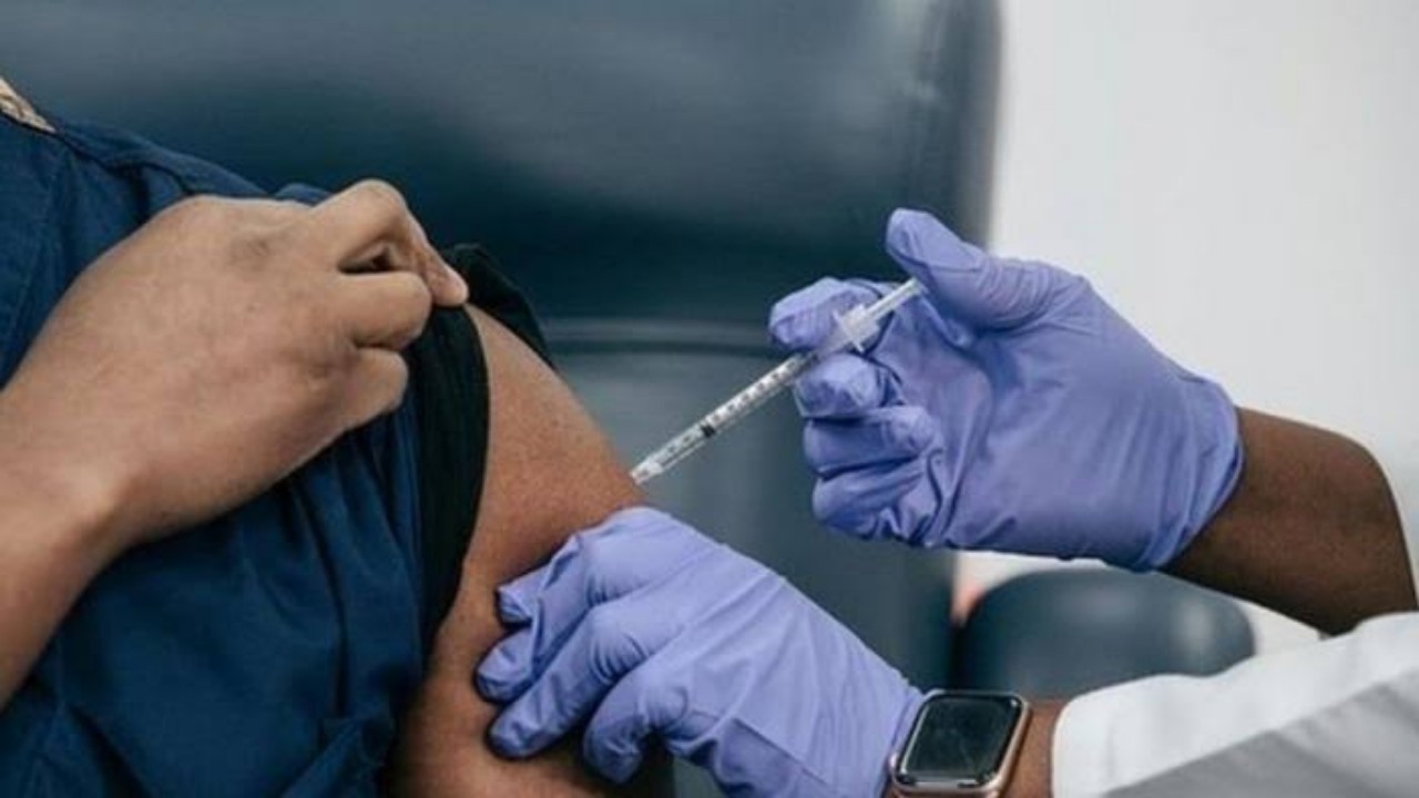 “الصحة” : يمكن أخذ الجرعة الثانية من اللقاح بعد 42 يومًا
