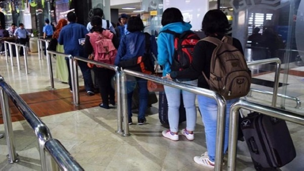أوغندا تمنع 40 عاملة منزلية من السفر للسعودية بسبب تزييف شهادات الـ PCR