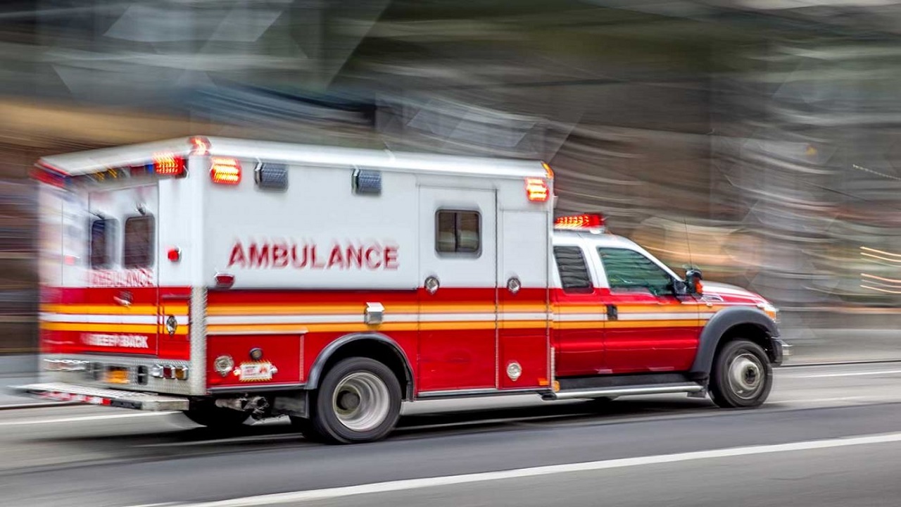 سيارة إسعاف تقتل شخصًا أثناء توجهها لإنقاذ مصاب