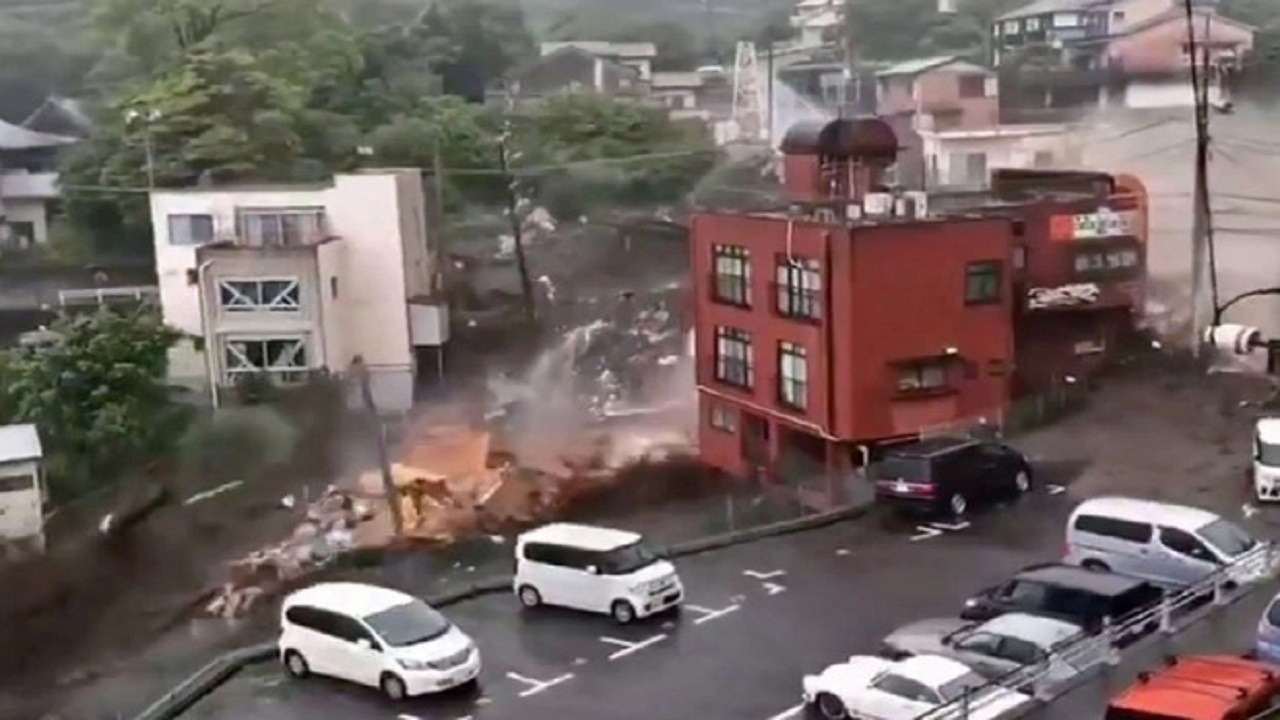 بالفيديو والصور.. لحظات مروعة لانهيار أرضي في اليابان دمر المنازل والمركبات