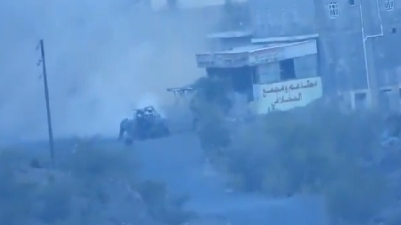 بالفيديو..لحظة استهداف مركبة تابعة لميليشيا حوثي في جبهة البيضاء