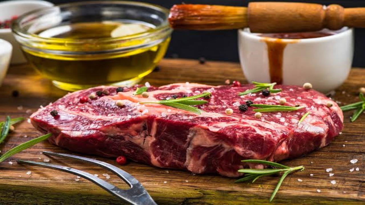 كيفية تجنب مرضى الكوليسترول للأضرار الصحية لتناول اللحوم خلال عيد الأضحى