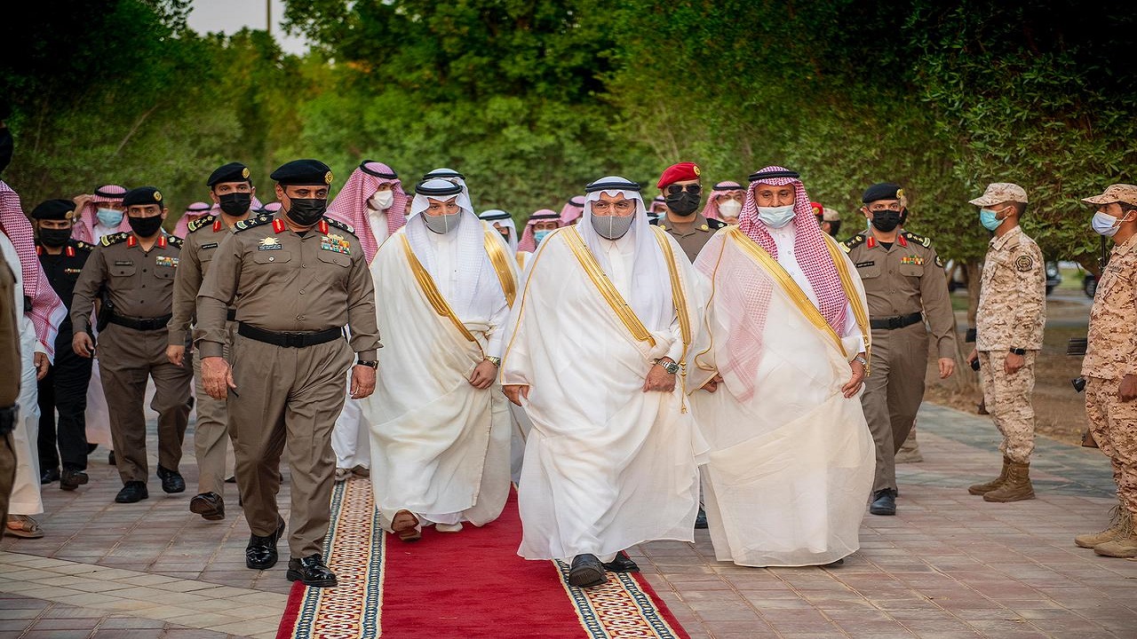 أمير القصيم يؤدي صلاة عيد الأضحى المبارك مع جموع المصلين