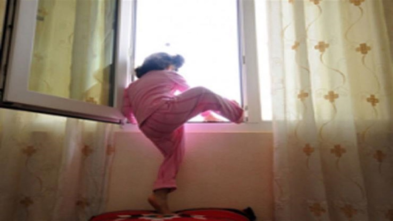 سقوط طفلة تركها أهلها وقت صلاة العيد من الطابق الثالث