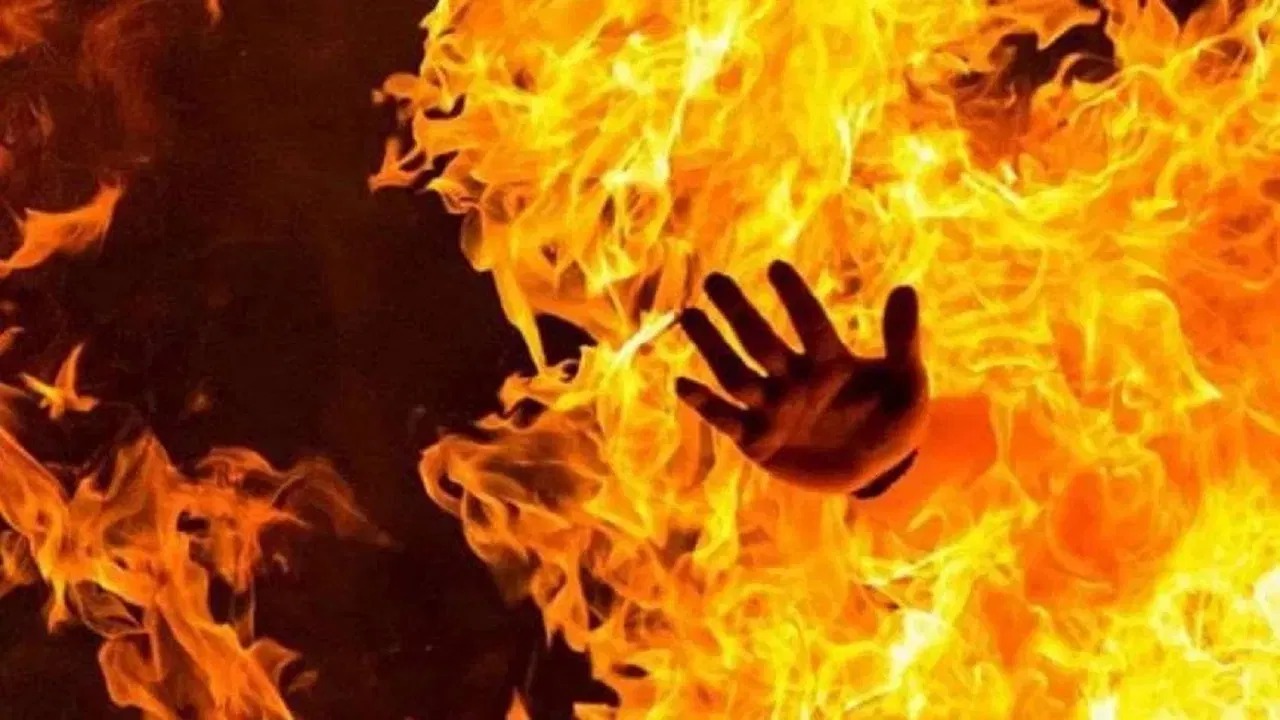 رجل يشعل النيران في زوجته في لحظة غضب !