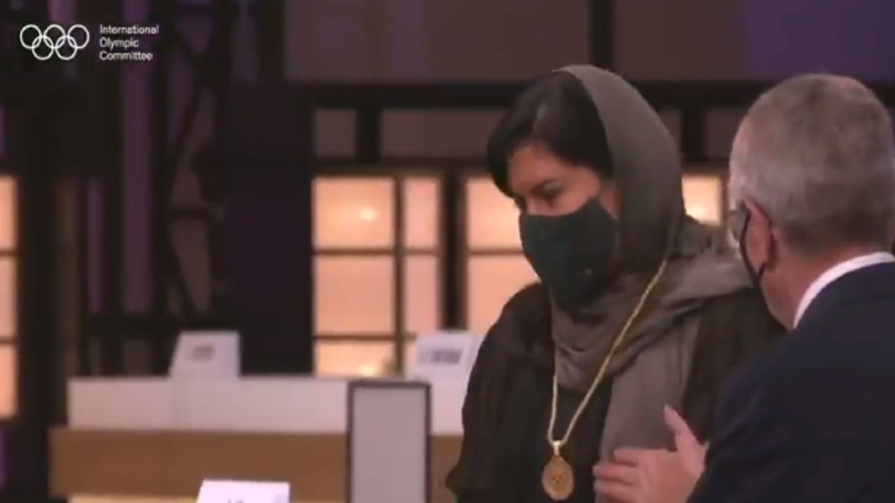 بالفيديو.. الأميرة ربما بنت بندر تتسلم ميدالية اللجنة الأولمبية الدولية في طوكيو