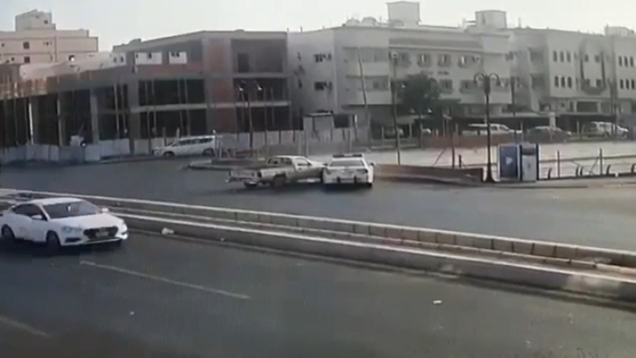بالفيديو.. لحظة اصطدام سيارة بدورية مرور في جدة