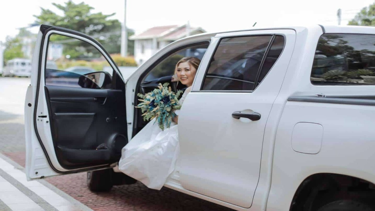 بالصور.. عروس تثير ضجة بقيادتها سيارة زفافها بنفسها