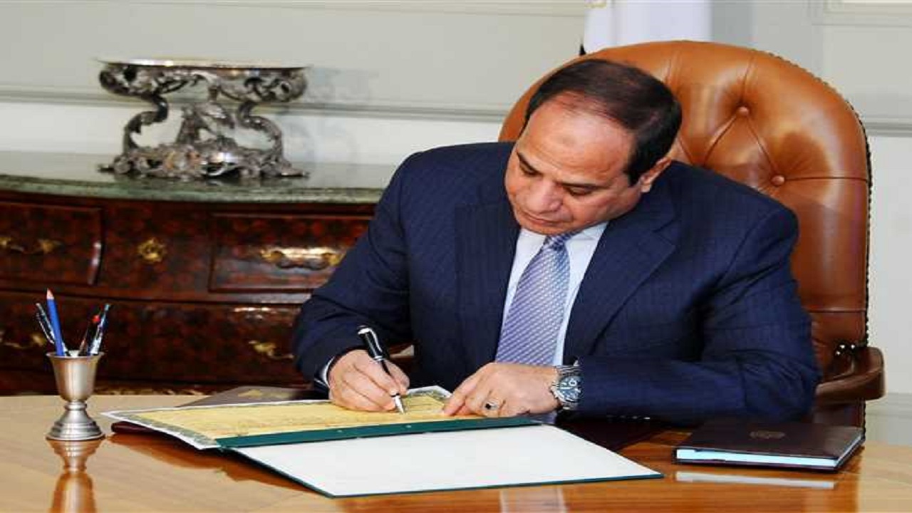 الرئيس المصري يصادق على قانون فصل &#8220;الإخوان&#8221; من وظائفهم