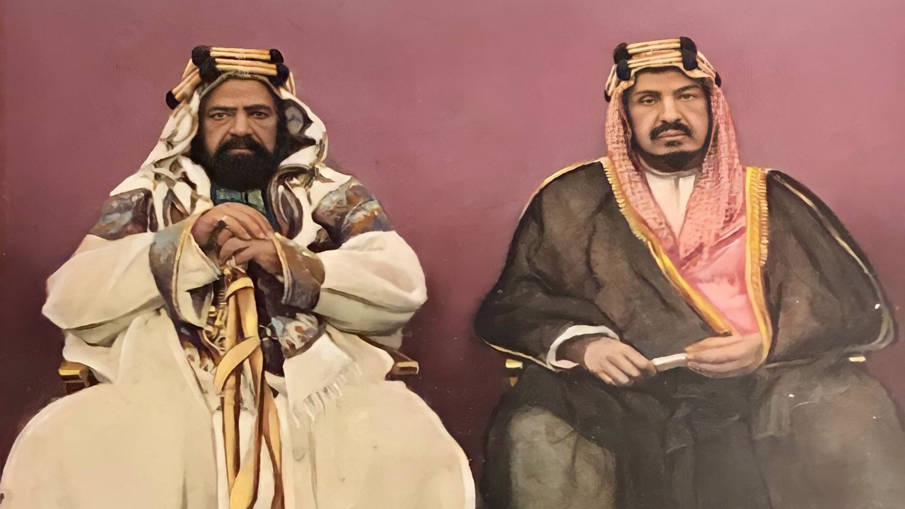 صورة نادرة للملك عبدالعزيز والشيخ حمد بن عيسى في البحرين