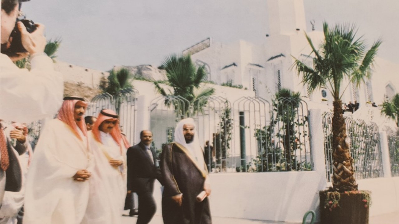 صورة نادرة للملك سلمان في افتتاح مسجد خادم الحرمين في جبل طارق