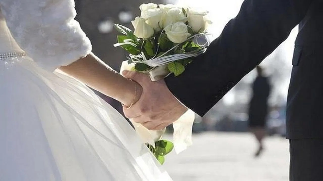 عروسان يعاقبان المعازيم الغائبين عن حفل زفافهما