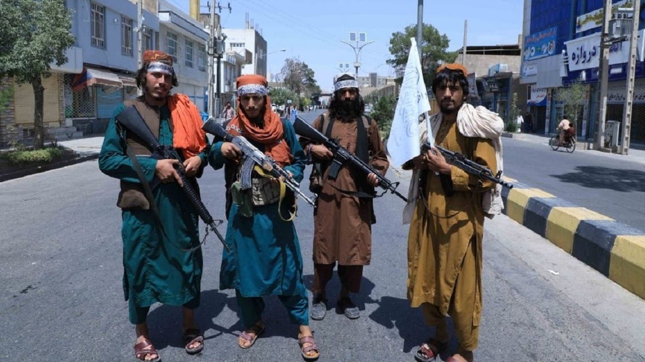 “طالبان” تحظر أصوات النساء على التليفزيون والراديو