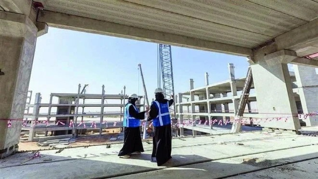 دليل توطين التشغيل والصيانة يُلزم الجهات العامة بنقل السعوديين العاملين في القطاع للعقود الجديدة