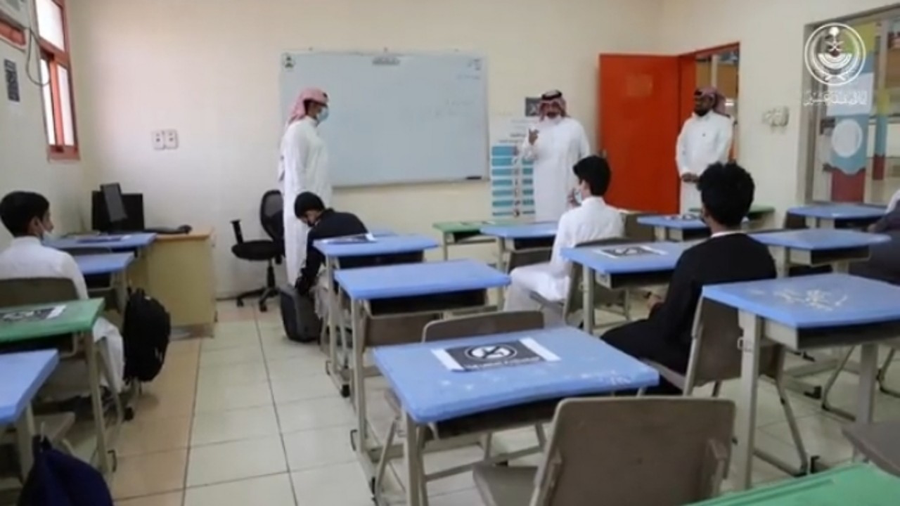 بالفيديو.. أمير عسير في لقائه بطالب يمني: إخوانك هنا سيهتمون بك اهتماما قويا
