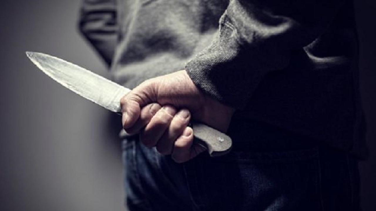 شاب يقتل والده بسكين بسبب زوجته الثانية