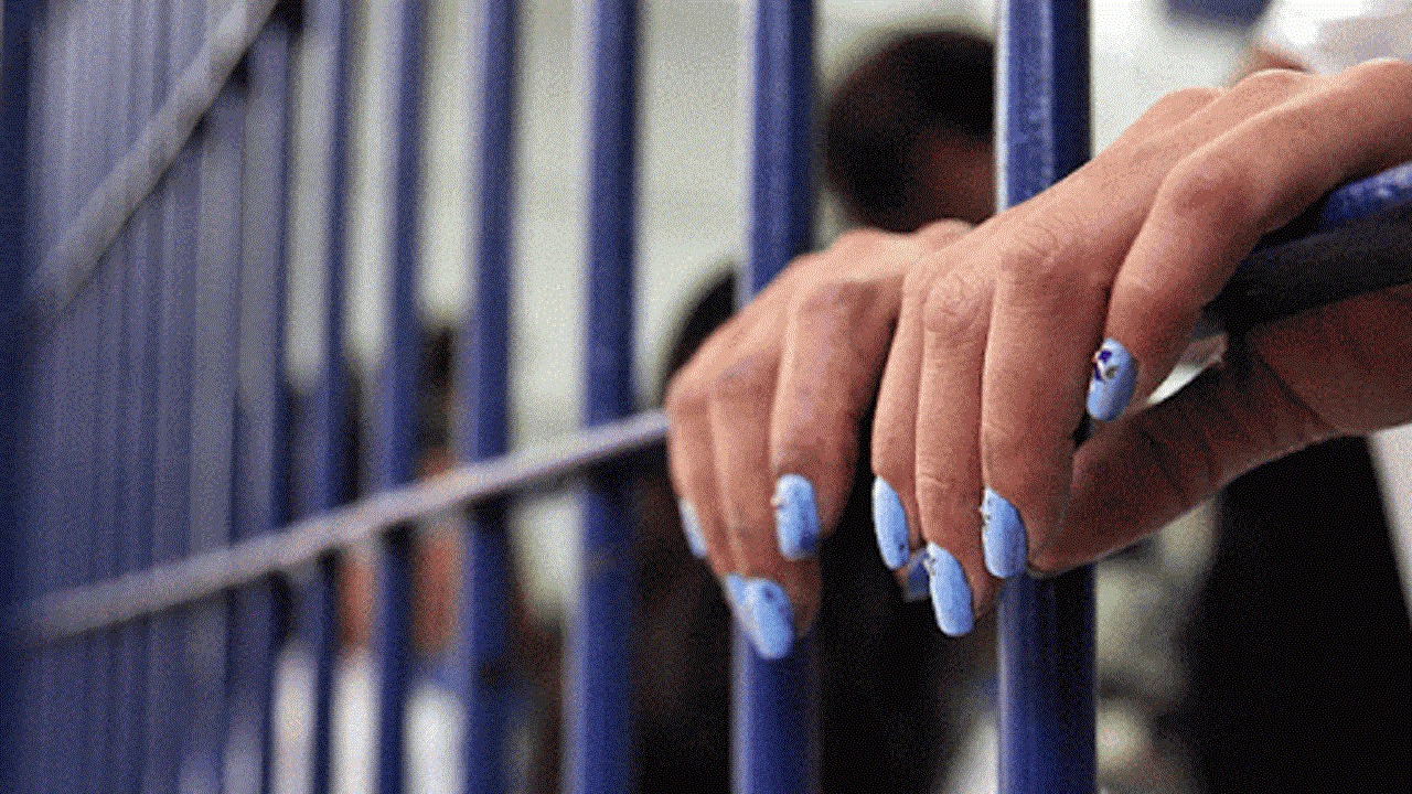 السجن 10 سنوات لفتاة جلبت مخدرات إلى الإمارات