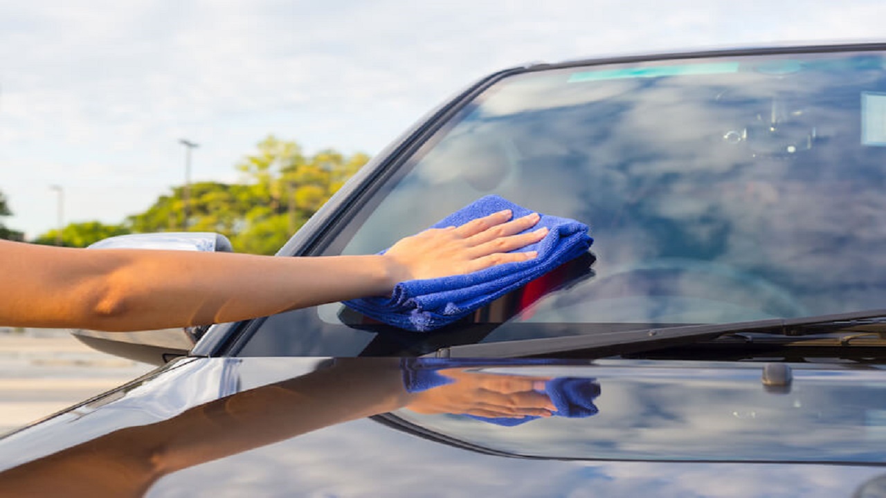 أضرار استخدام المياه في تنظيف زجاج السيارة