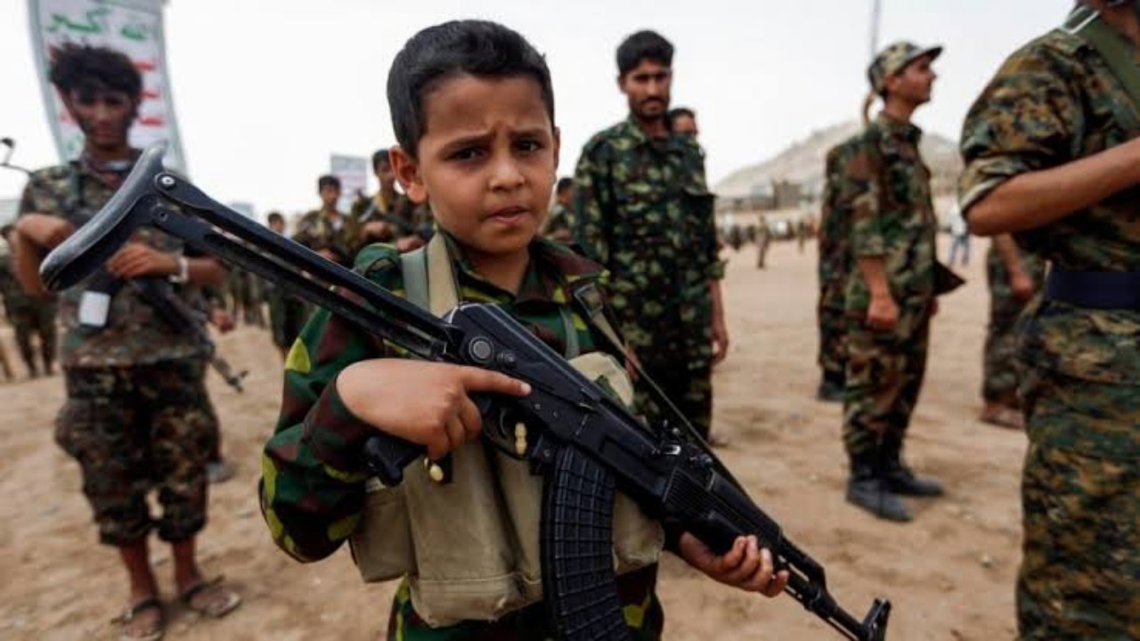 بالفيديو.. ميليشيا الحوثي تزج بمئات الأطفال في معسكراتها وتلقنهم الأفكار الطائفية