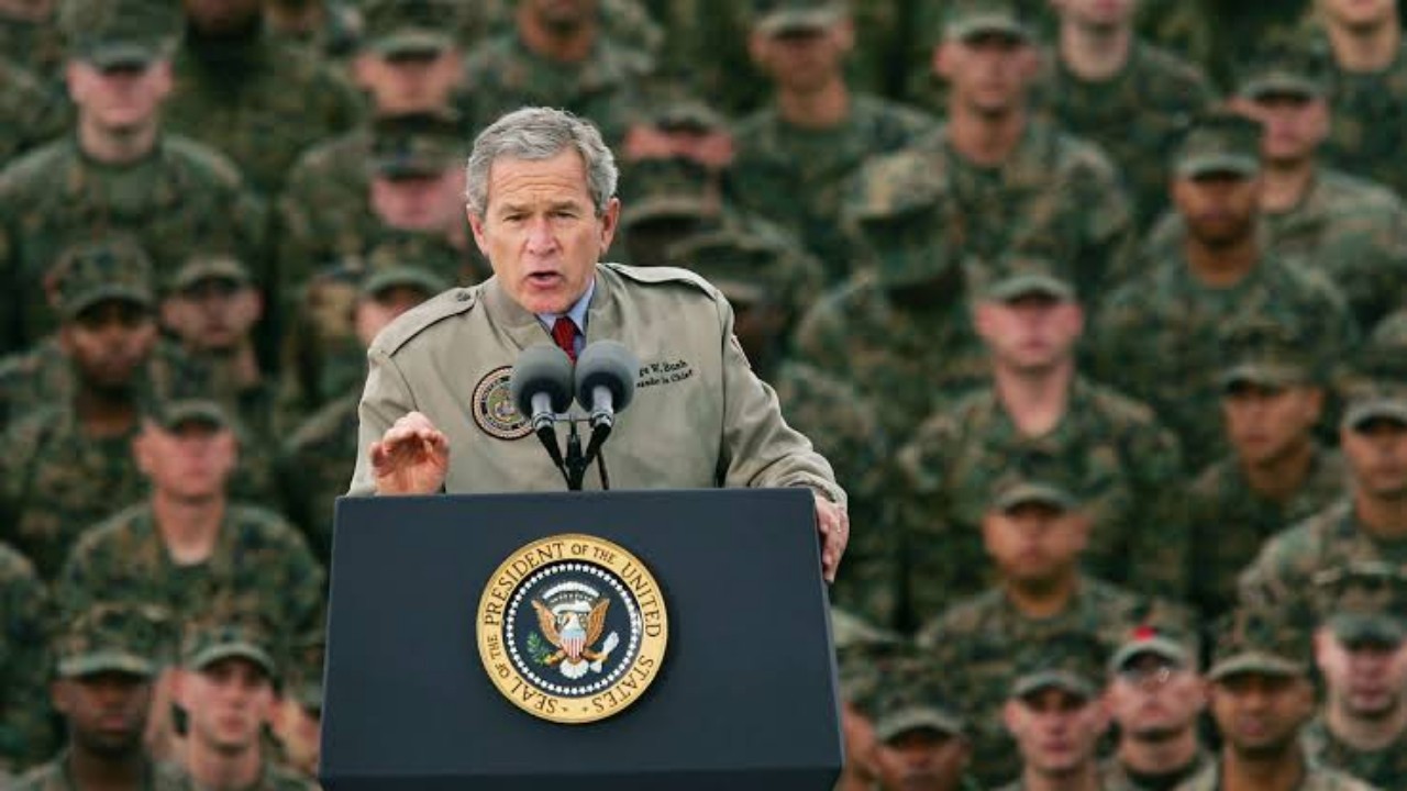 بالفيديو.. مسؤول صيني يسخر من إعلان جورج بوش انتهاء طالبان قبل 20 عامًا