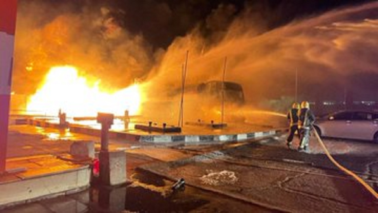 بالفيديو.. إندلاع حريق في ناقلة وقود بمحطة تجارية في تبوك