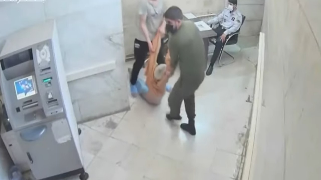 بالفيديو.. تسريب مشاهد وحشية ضد المعتقلين في أحد سجون إيران