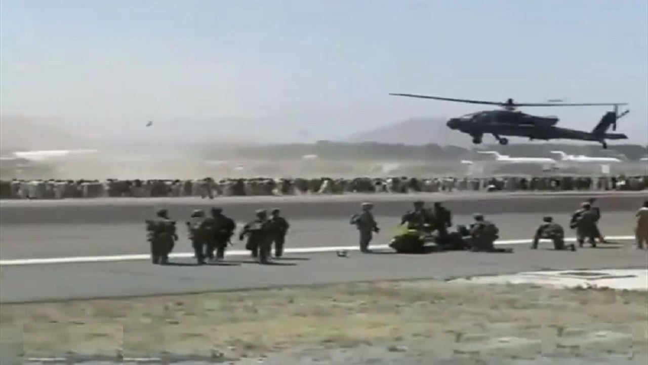 بالفيديو.. مروحيات تبعد الأفغان الهاربين عن مسار الطائرة العسكرية في مطار ‎كابل