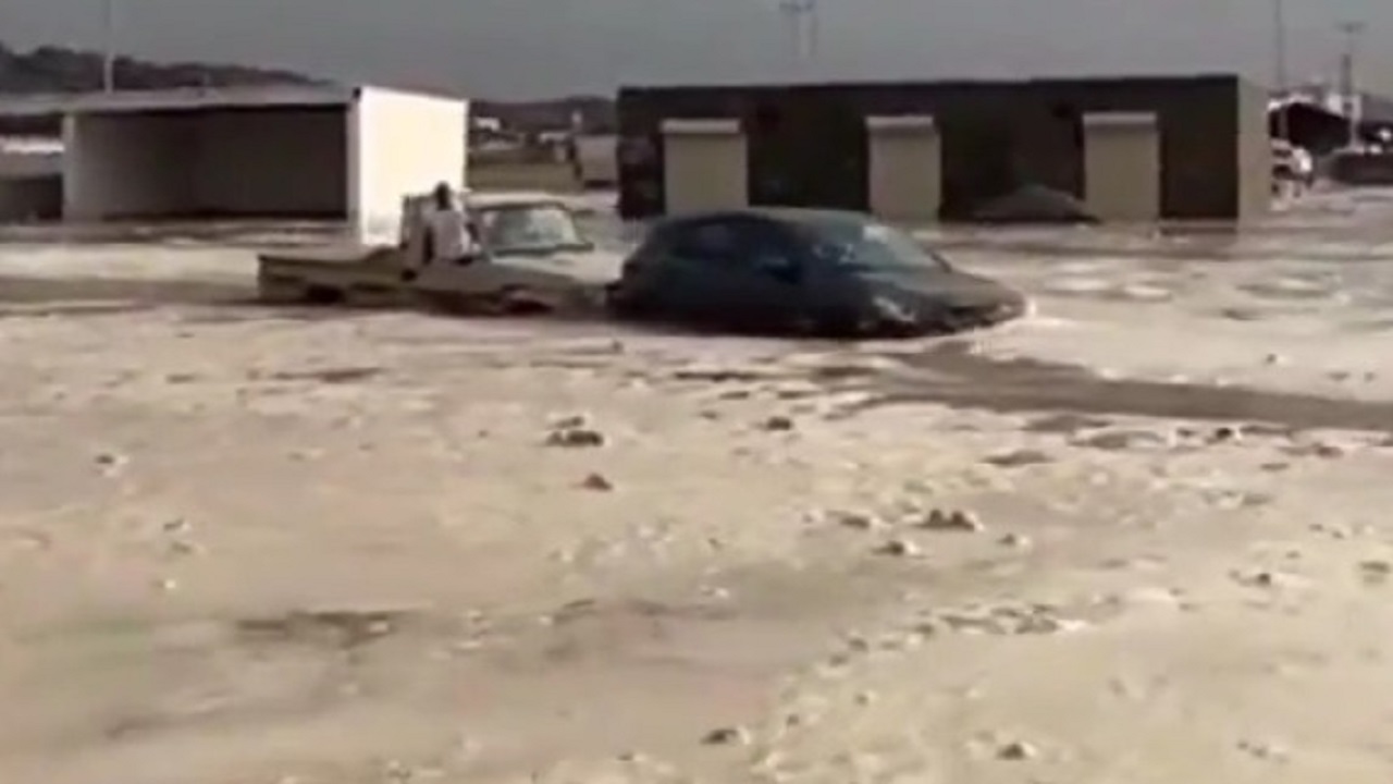 بالفيديو.. قائد سيارة &#8220;شاص&#8221; ينقذ عائلة من السيول في بيشة