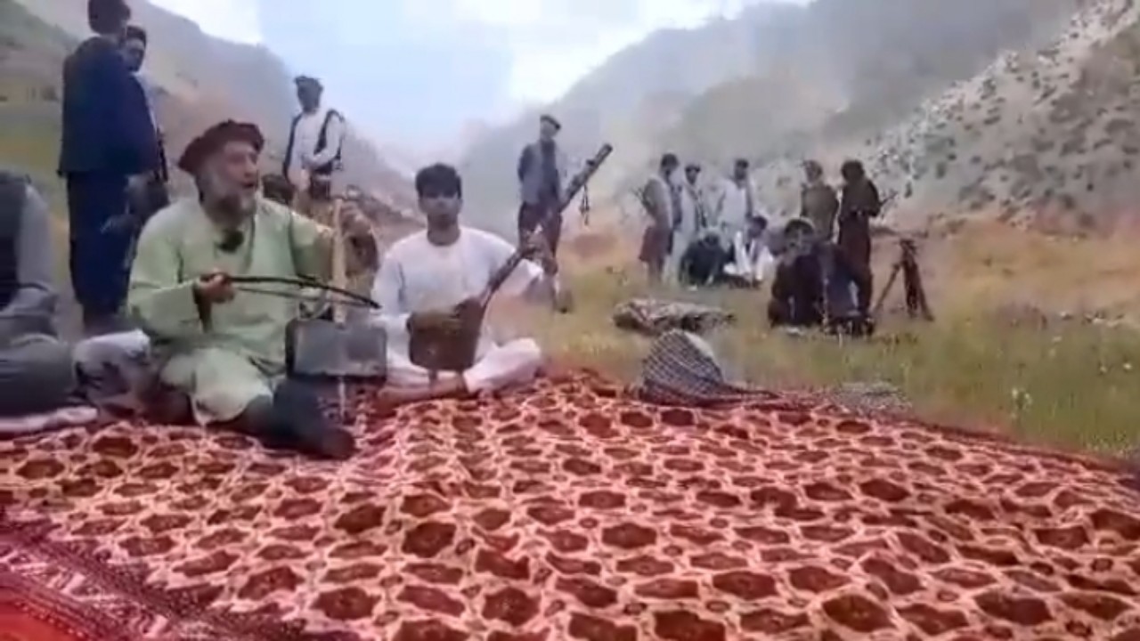 بالفيديو.. &#8220;طالبان&#8221; تقتل فنان شعبي شهير بتهمة الغناء والموسيقى