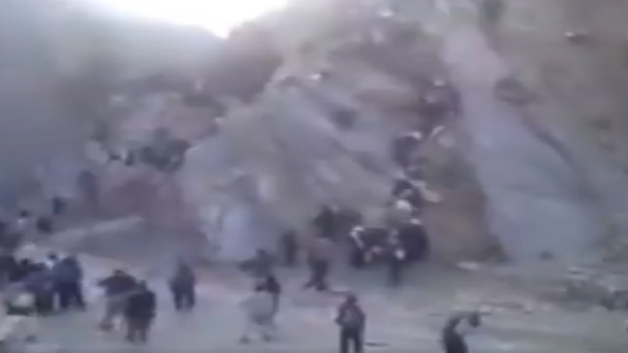 بالفيديو.. مئات الأفغان يتسلقون الجبال للدخول إلى إيران