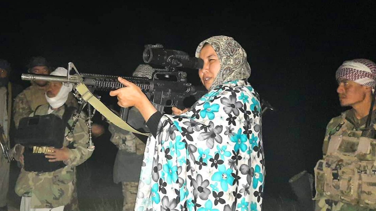 امرأة تجند مقاتلين في أفغانستان للتصدي لطالبان