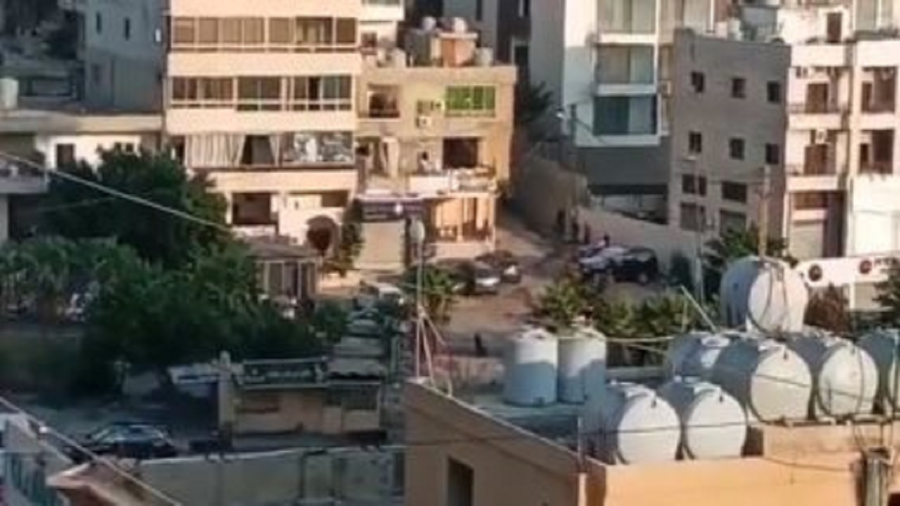 بالفيديو.. اندلاع اشتباكات عنيفة بين حزب الله ومسلحي العشائر في بيروت