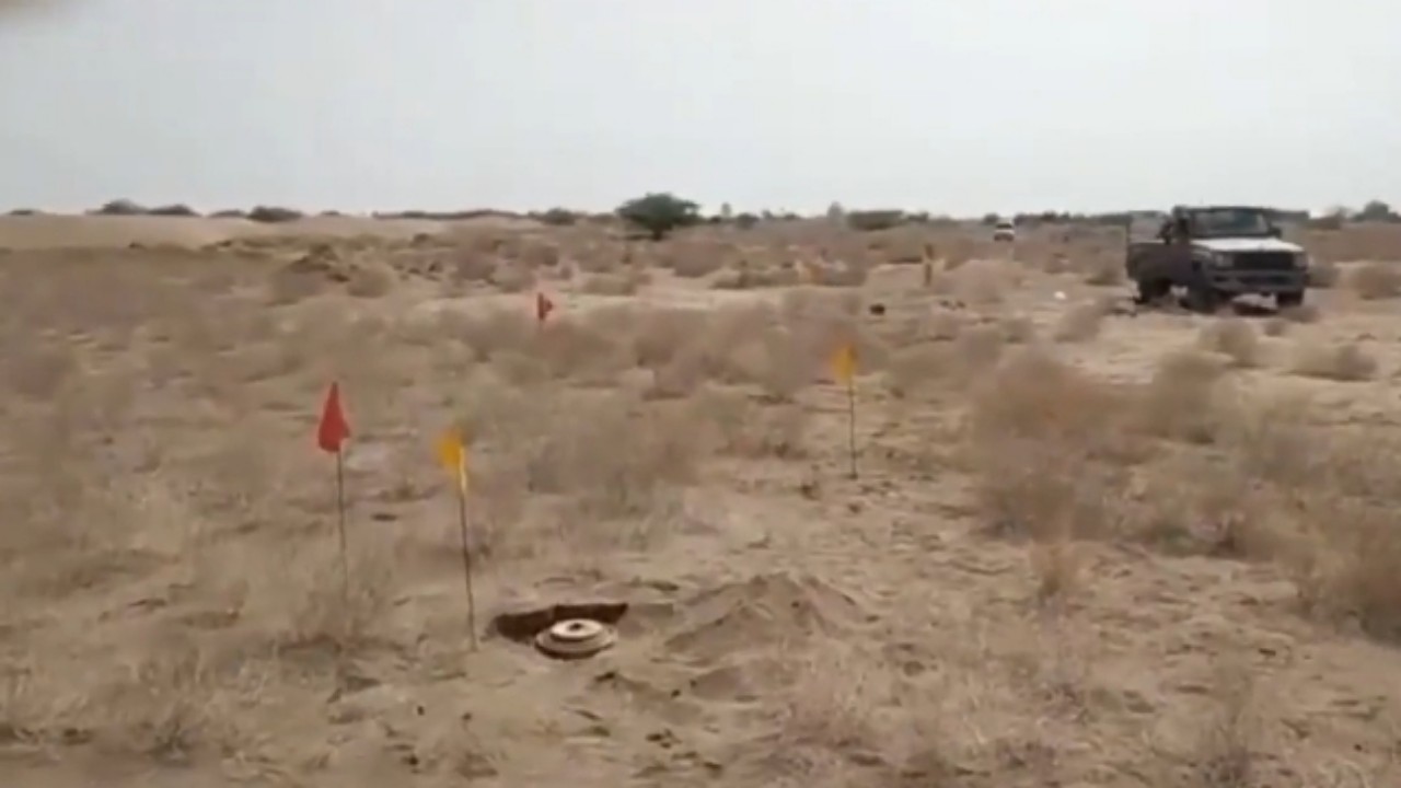 بالفيديو.. ميليشيا الحوثي تزرع شبكة ألغام حول خط أنبوب المياه المغذي للحديدة