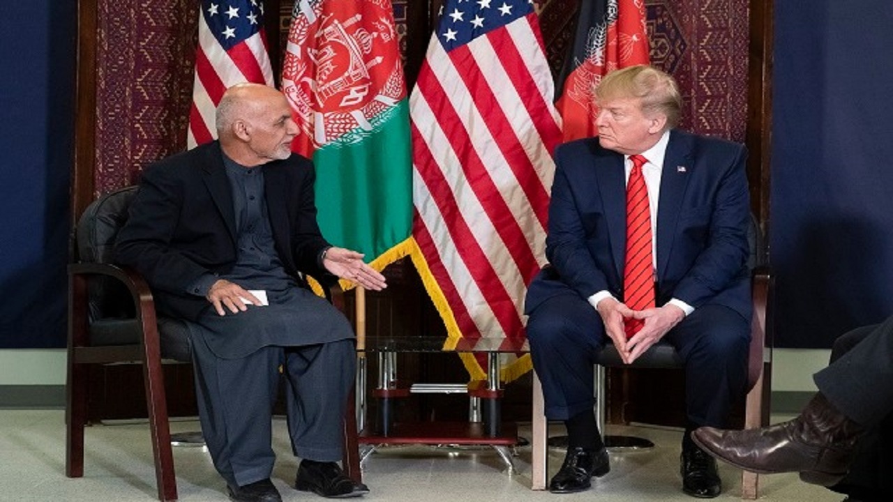 ترامب يعلق على هروب الرئيس الأفغاني للإمارات ويصفه بـ “المحتال”